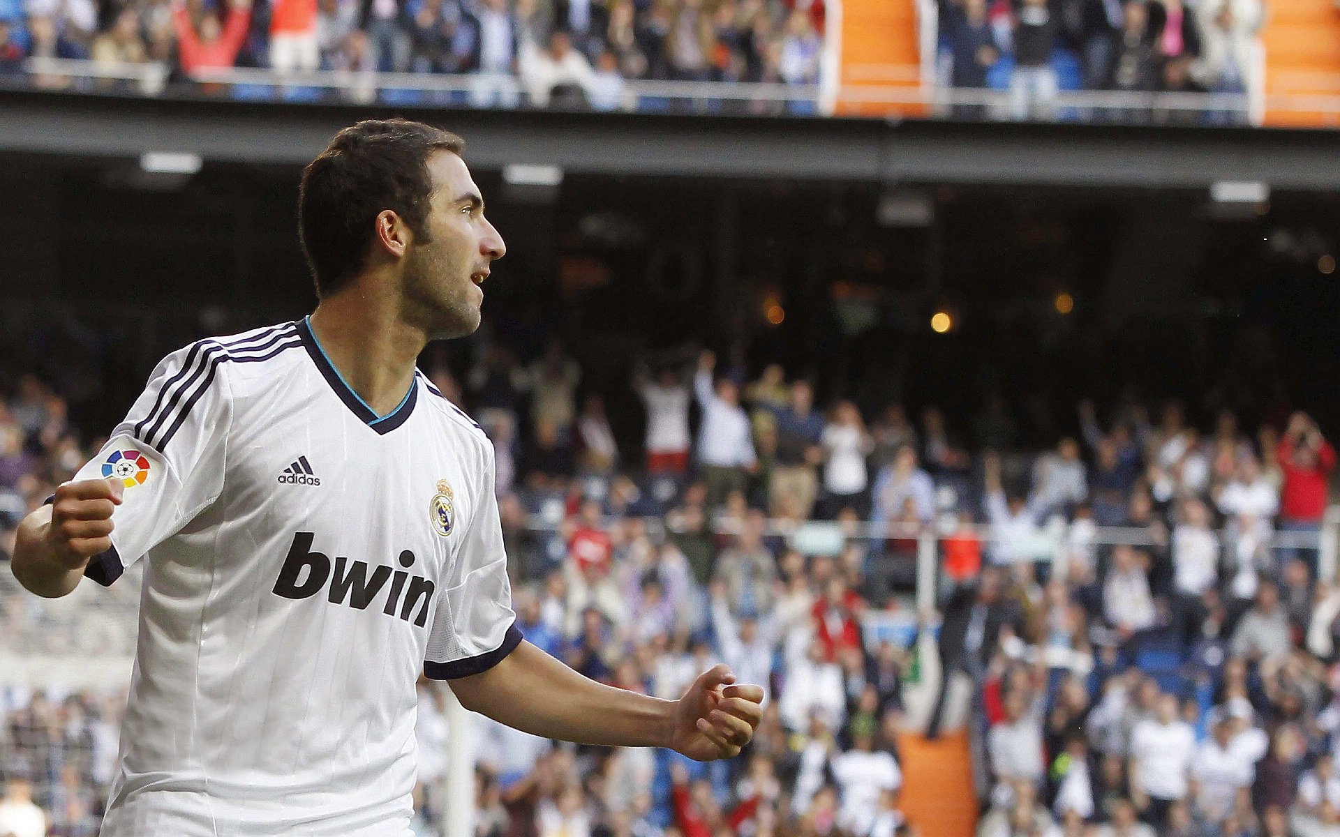 转会焦点汇总:巴萨加入凯恩争夺战?利物浦瞄准德布劳内,巴萨报价凯恩1.35亿