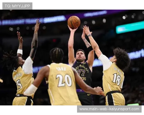 东契奇高位挡拆后抛传，达拉斯空接起飞