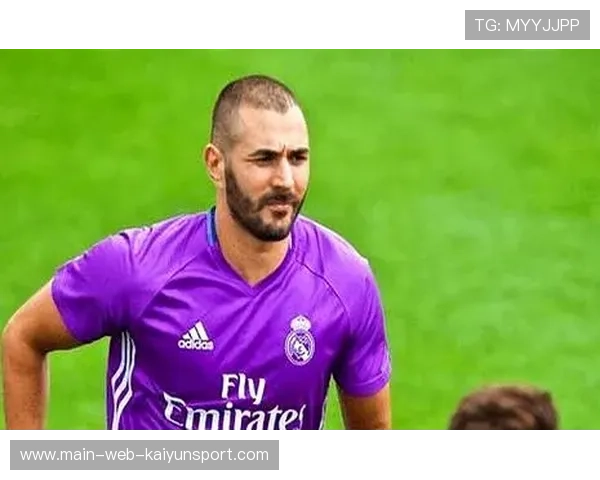 本泽马沙特新月首场大胜,球队战术高效执行 本泽马沙特新月首场大胜,球队战术高效执行